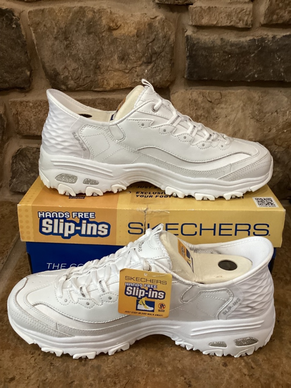 Skechers D'lites New Scene Womens Sneaker 11 White Silver Slip On Hands Free New - Picture 2 of 8